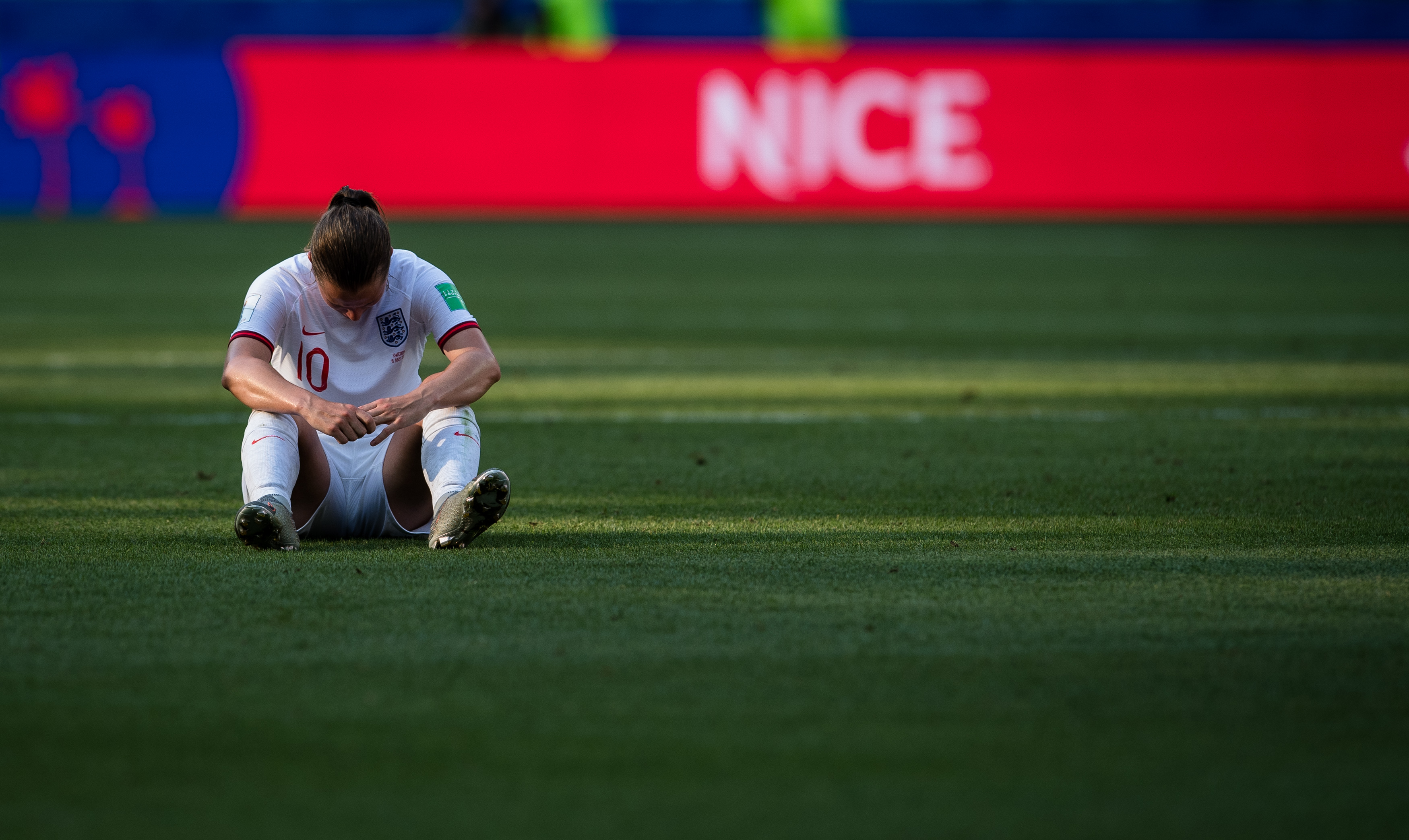 英格兰队逆转瑞典队，奥恰洛夫惊艳四座