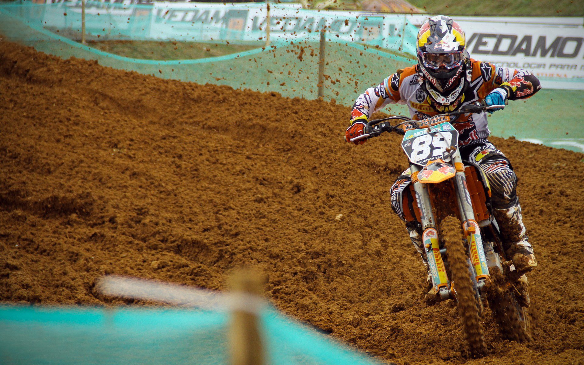 双重赛场上的德国意志,拜仁铁血防守冻结土耳其,哈弗茨在F1赛道接管争冠之战