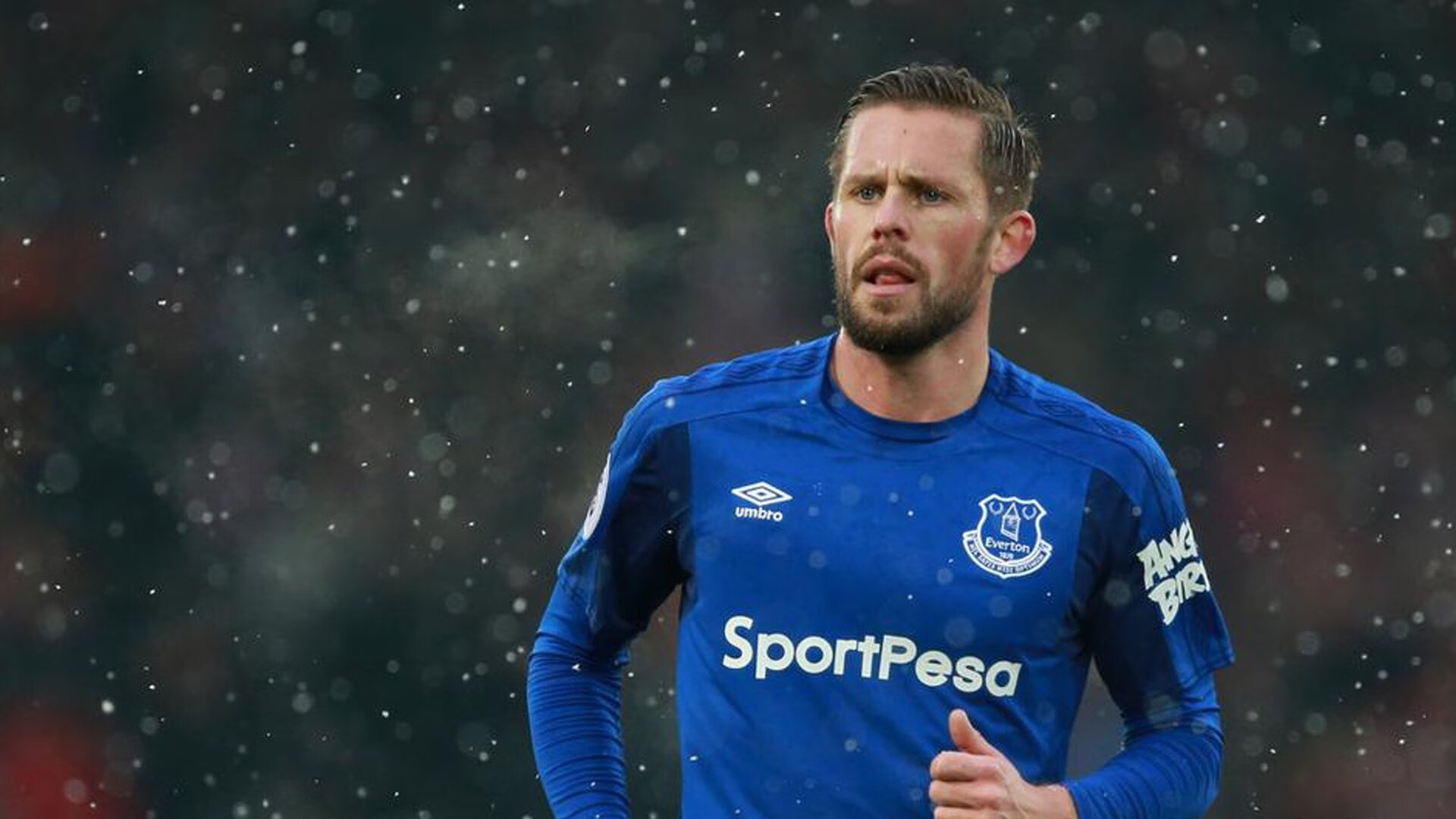 赛道与球场的双重奏,米切尔的接管与黄蜂的逆袭