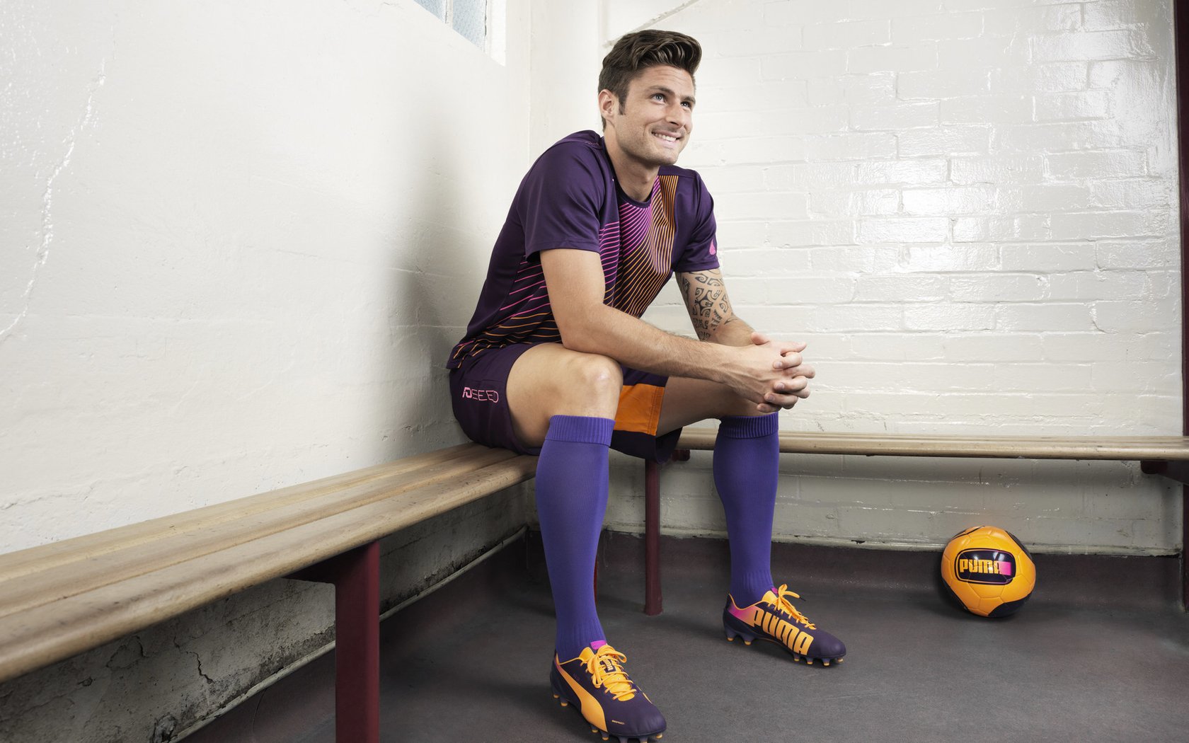 赛道与球场的双重奏,F1街道赛焦点战,巴萨稳稳拿下利物浦